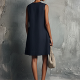 Sukienka Mini Damska w Stylu Minimalistycznym Profesjonalnym Granatowa z Okrągłym Dekoltem, Asymetrycznymi Guzikami, Kieszenią Boczna, Bez Rękawów